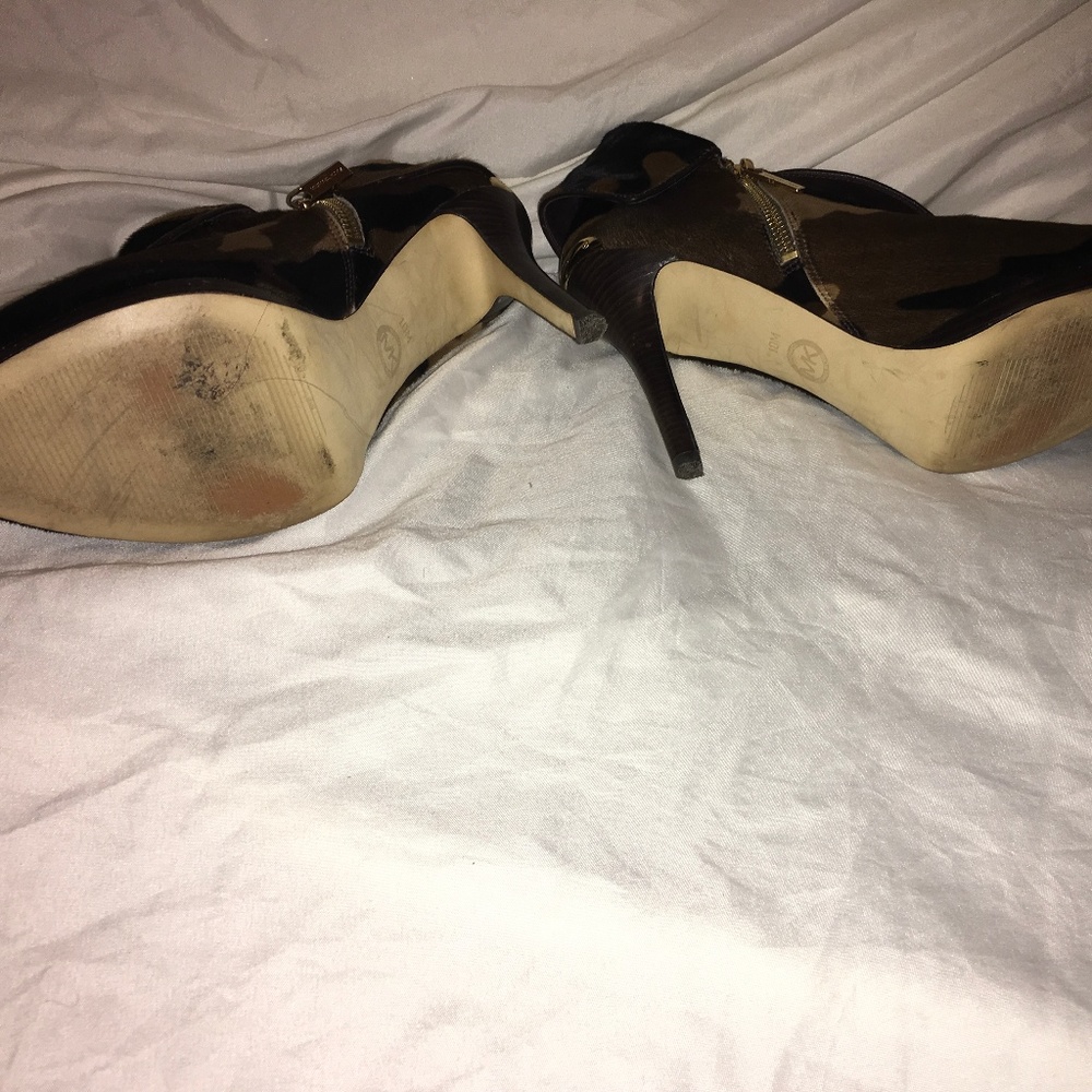 🔥SOLD 🔥 Kors Kendra Camo PeepToe Bootie Heel 10M - Picture 6 of 8